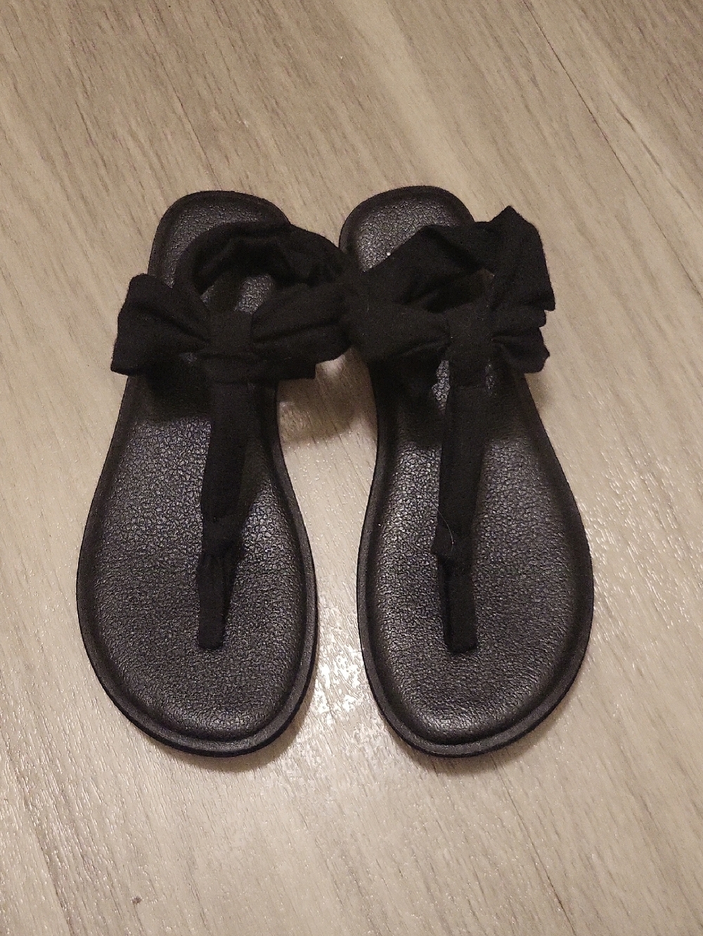 Sanuk Women’s Black Bow Thong Sandals